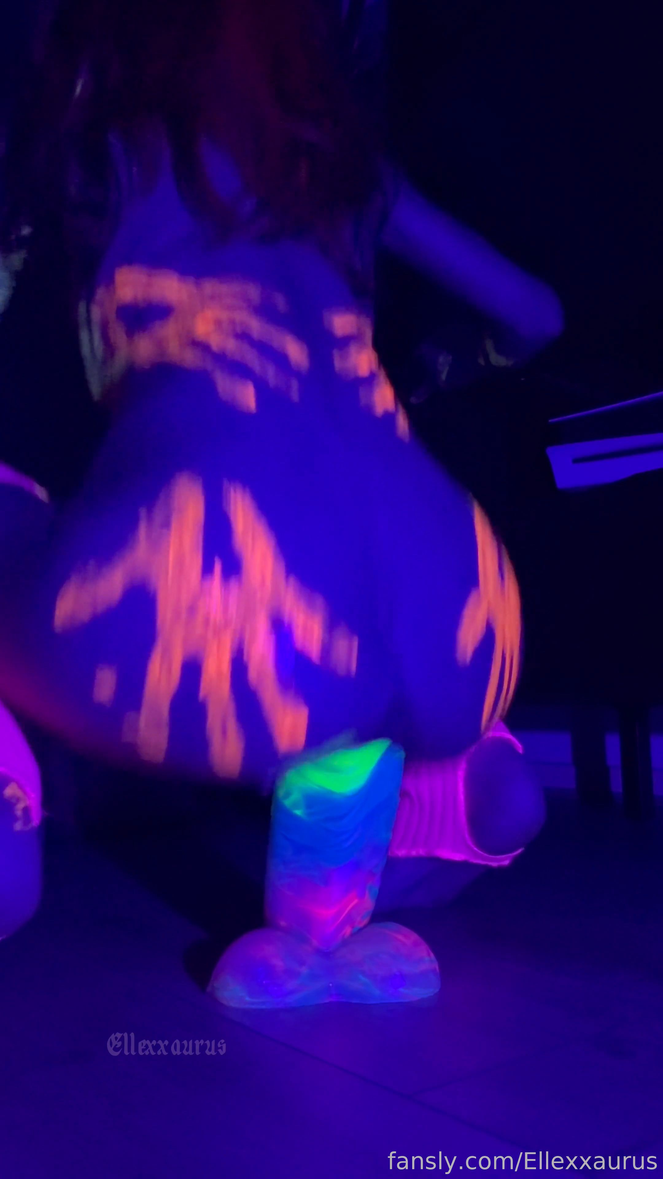 Ellexxaurus - UV light and paints feels so trippy I loveee it and the dildo is huge [2K 3840p]