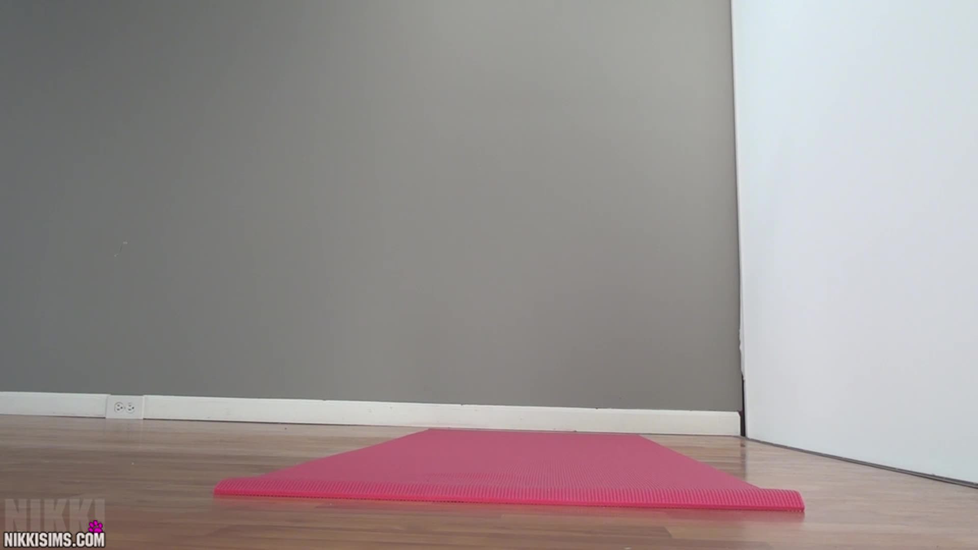 NikkiSims - Yoga 2012 Full [FullHD 1080p]