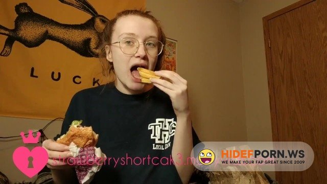 PornhubPremium - Strawberryshortcak3 - Eating A Full Burger Combo [2020/FullHD]