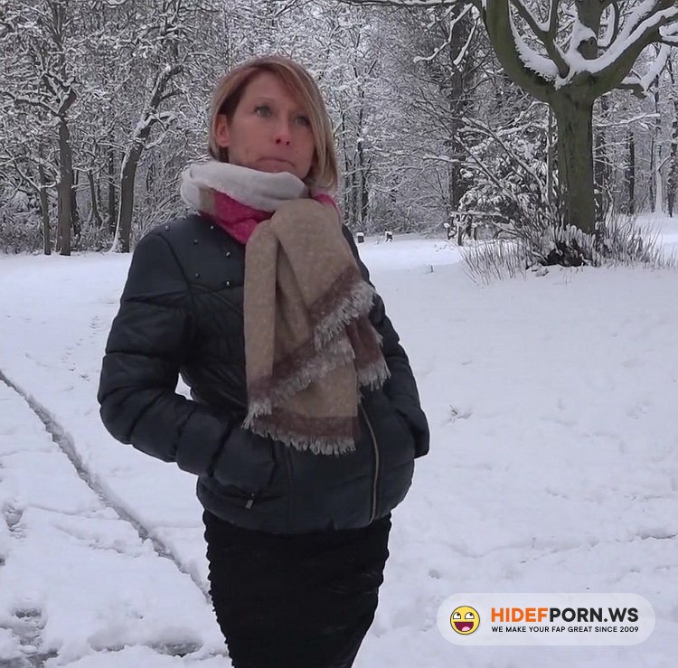 JacquieEtMichelTV.net/Indecentes-Voisines.com - Laura - Laura, 41ans, deux lascars dans la neige [FullHD 1080p]