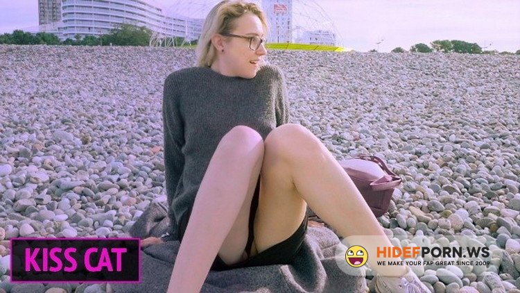 OnlyFans.com - Kisscat - Russian Teen Flashing Tits and Pussy in Central Park [UltraHD 4K 2160p]