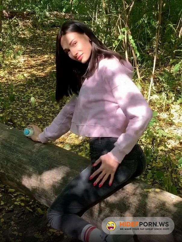 OnlyFans.com - Fiamurr - Blowjob in the Woods from Stepsister while Walking [UltraHD 4K 2160p]