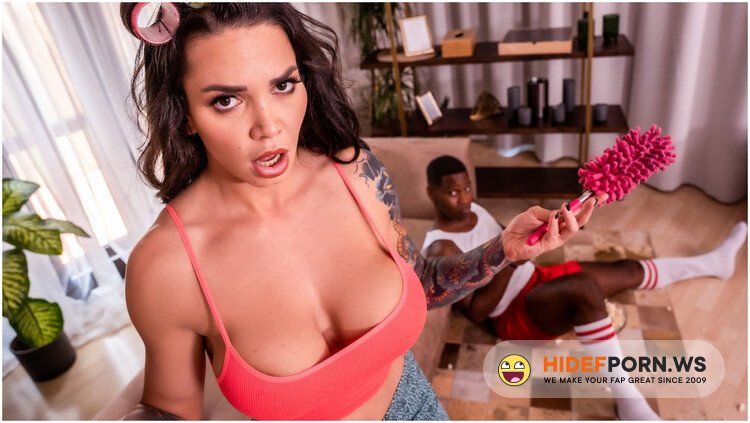 MomXXX/SexyHub - Chloe Lamour - Big tits stepmom just too damn sexy [FullHD 1080p]