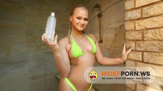 IKnowThatGirl - Harley King - Outdoor Shower Shampoo Prank [2023/SD]