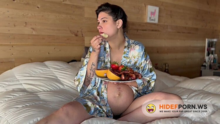 ModelHub - Alynova1 - Beautiful Latina 40 Weeks Pregnant Eats Fruit And Shows Off Body. [HD 720p]