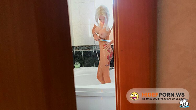 TrueAmateurs - Telari Love - Blonde Gets Caught Playing With Her Pussy In The Shower [Full HD 1080p]