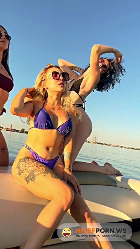 - Sex Boat Public And Nude Beach - 4 Girls Photoshoot Hot Sexy Naked Girls - Darcy Dark Bella Mur [FullHD 1080p]