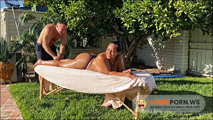 Onlyfans - Kiara Mia Outdoor Sex Tape With Danny [HD 720p]