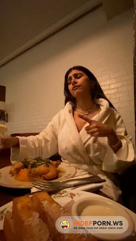 Onlyfans - Mia Khalifa Making Hotel Dinner Topless [FullHD 1080p]