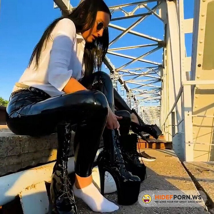 MyLatexBabe - Svetlana and Ksy Railway Bridge At Sunset [SD 686p]