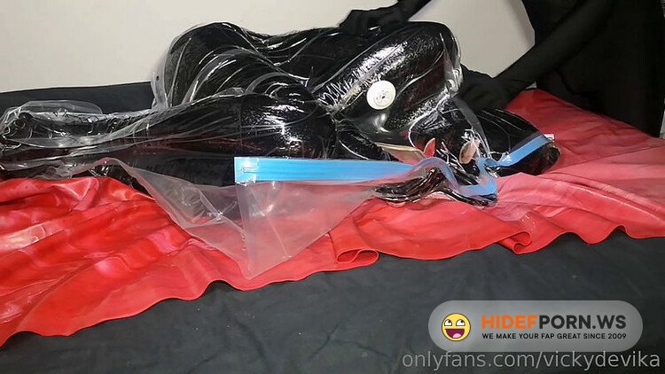 Onlyfans - Vickydevika - Vaccum Bag In Full Rubber, Test Run [FullHD 1080p]