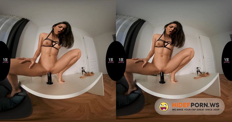 VRsolos - Big Dildo Makes Her Squirt: Carolina Abril [UltraHD/4K 2160p]