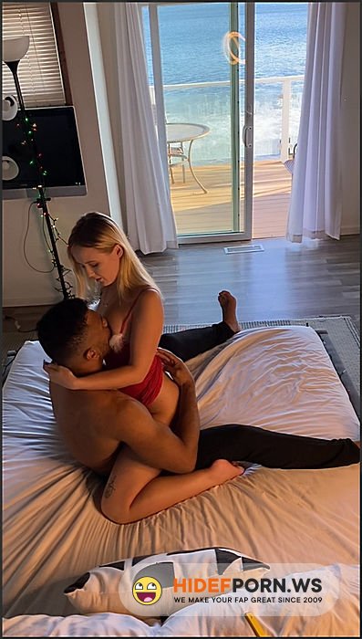 - Sexy Blonde PAWG Gets A Christmas Creampie From BBC [SD 2160p] - 2025